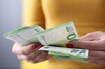 Литва и по уровню зарплат догнала Европу
